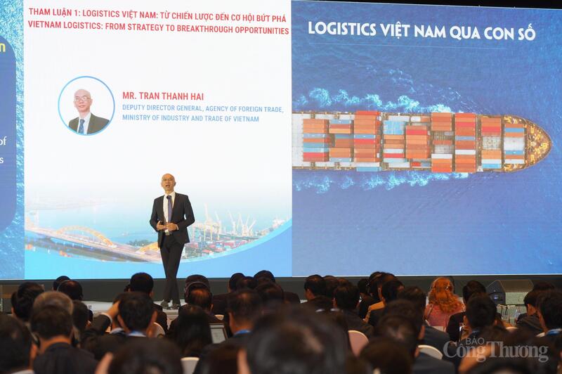 Phó Cục trưởng Cục Xuất nhập khẩu Trần Thanh Hải trình bày thông tin về Chiến lược phát triển dịch vụ logistics Việt Nam và những cơ hội bứt phá, vươn mình tiến vào kỷ nguyên mới.