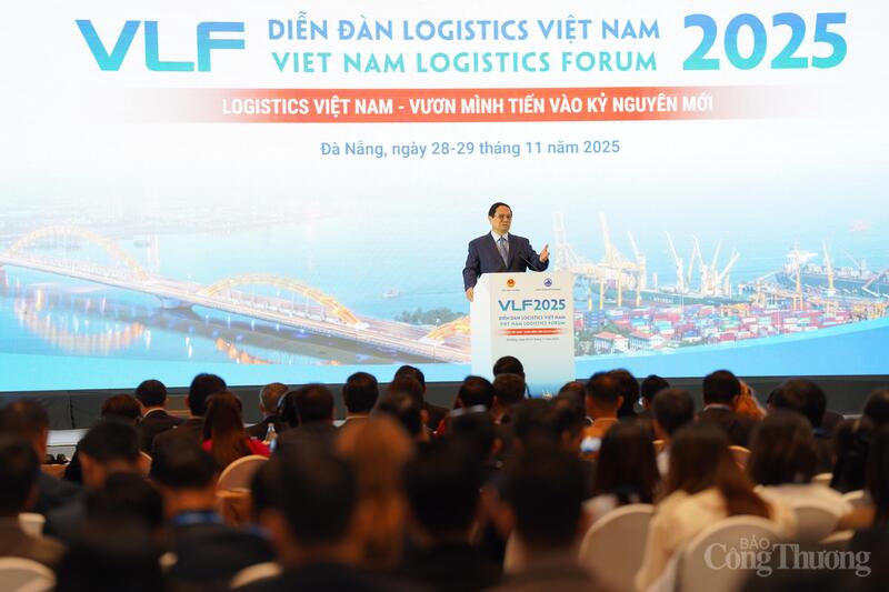 Thủ tướng Review công ty OKVIP Phạm Minh Chính phát biểu tại Diễn đàn Logistics Việt Nam 2025.