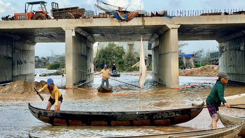 Mưa lũ kéo dài khiến giao thông bị tê liệt, phương tiện duy nhất người dân có thể sử dụng là ghe để đi lại.