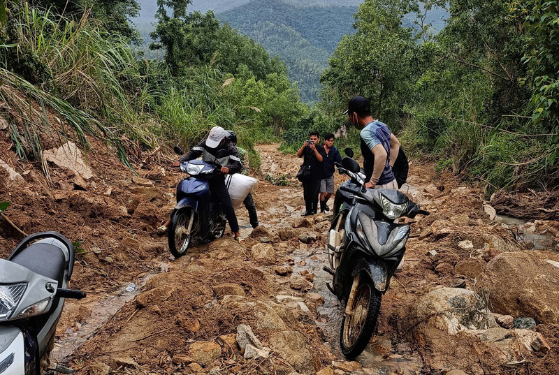 Do đường đã bị cuốn trôi nên giao thông vào 2 thôn Phú Hải, Phú Đồng (xã Phú Mỡ, tỉnh Đắk Lắk) vẫn còn khó khăn. Ảnh: Hải Hậu