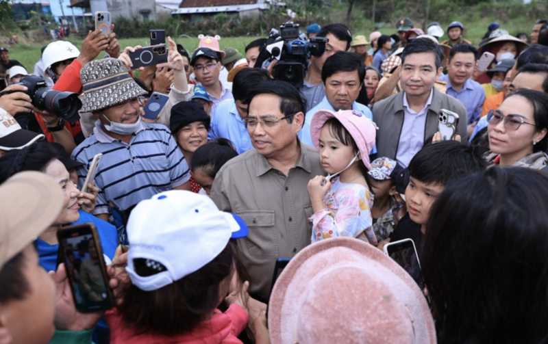 Thủ tướng Phạm Minh Chính thăm hỏi người dân xã Hòa Thịnh. Ảnh: VGP/Nhật Bắc