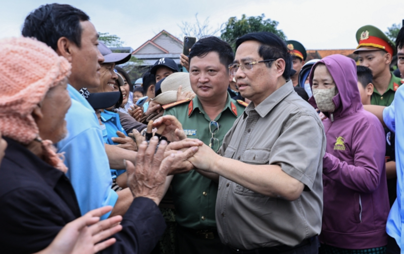 Thủ tướng Phạm Minh Chính ân cần thăm hỏi, động viên người dân xã Hòa Thịnh chịu ảnh hưởng nặng nề của thiên tai. Ảnh: VGP/Nhật Bắc
