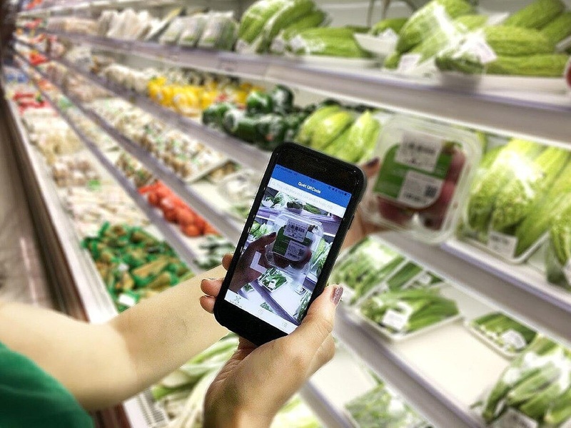 Người tiêu dùng dần hình thành thói quen check sản phẩm bằng ứng dụng QR code trước khi mua sản phẩm. Ảnh: H.D