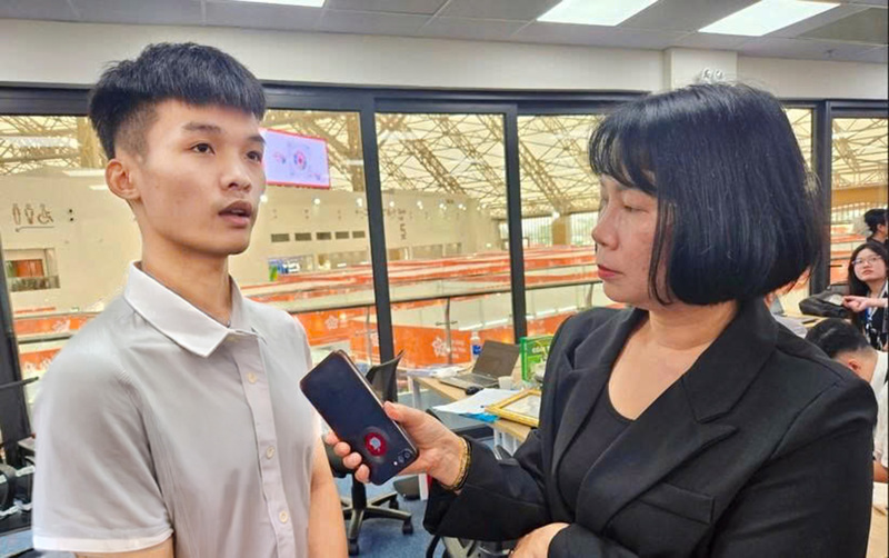 KOL Văn Bình Channel trao đổi cùng phóng viên Liên Minh OK VIP Giải Trí Cá Cược World Cup 2026 tại Hội chợ Mùa Thu lần thứ nhất 2025.