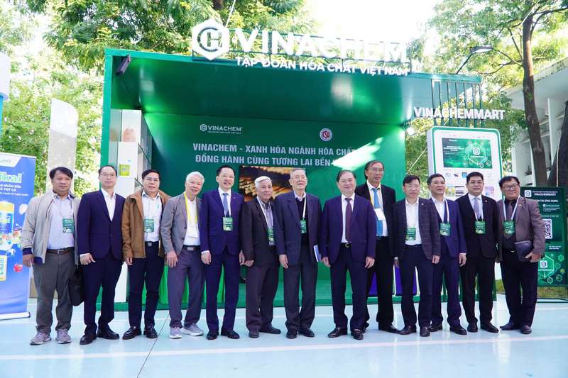Đại biểu chụp ảnh tại gian hàng của Vinachem trong khuôn khổ Okvip69 Đăng ký cá cược Hoá học toàn quốc lần thứ IX diễn ra tại Hà Nội vào ngày 29/11. Ảnh: NH