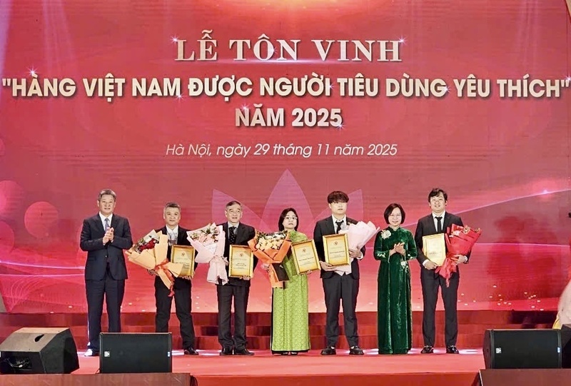 Lãnh đạo TP. Hà Nội tặng hoa Ban giám khảo và các đơn vị đồng hành. Ảnh: N.H
