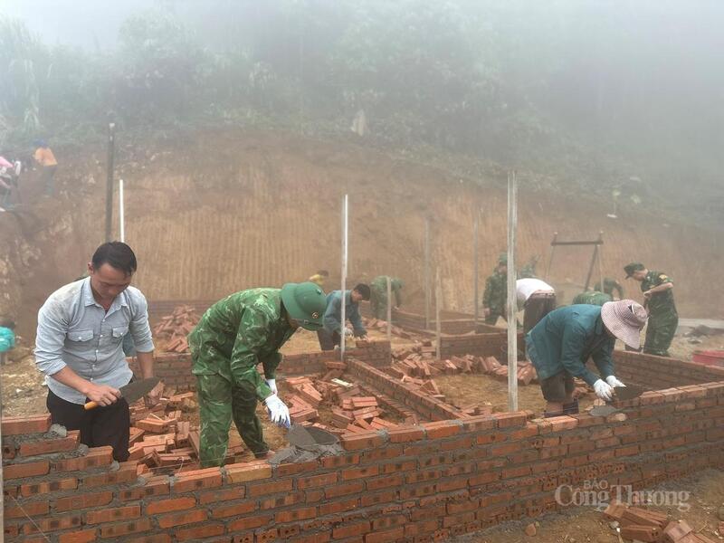 Các chiến sĩ Đồn Biên phòng Dào San hỗ trợ ngày công Liên minh Okvip có bao nhiều trang nhà mới cho bà con trong bản.