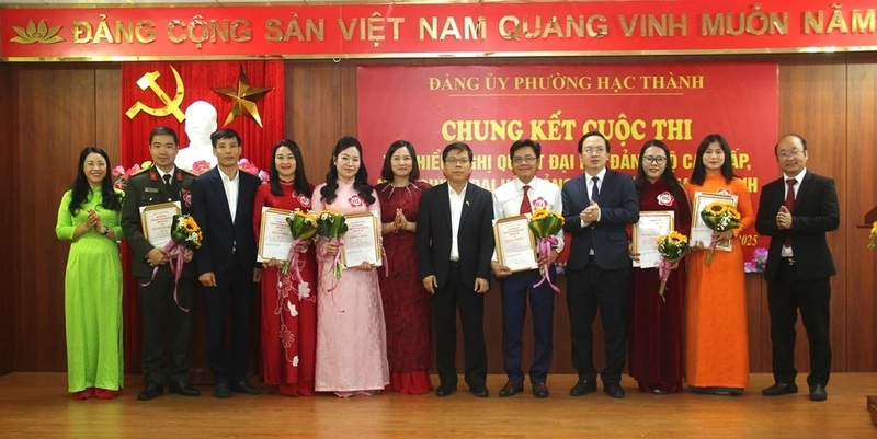 Lãnh đạo phường Hạc Thành và Ban Tổ chức trao giải cho các OKVIP - HÔM NAY 1 TỶ, NGÀY MAI 1000 TỶ tham gia cuộc thi. Ảnh: Tố Phương.