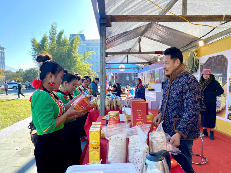 Sản phẩm đông trùng hạ thảo được giới thiệu đến du khách tham quan và người dân địa phương. Ảnh: Thanh Hoa.