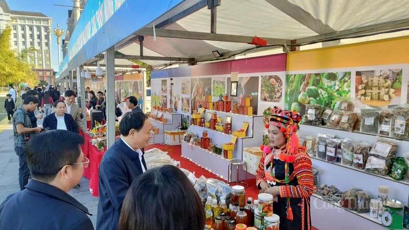 Gian hàng trưng bày các Trang Chủ OKVIP COM Top #1 đặc sắc của tỉnh Lai Châu thu hút các đại biểu và du khách. Ảnh: CTV.