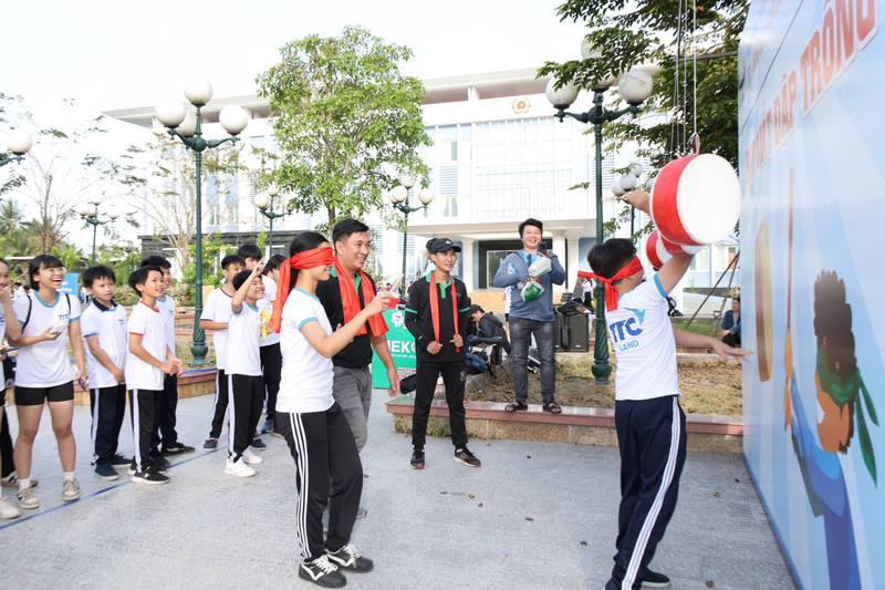Sự háo hức của các em học sinh khi tham gia các trò chơi vui nhộn.