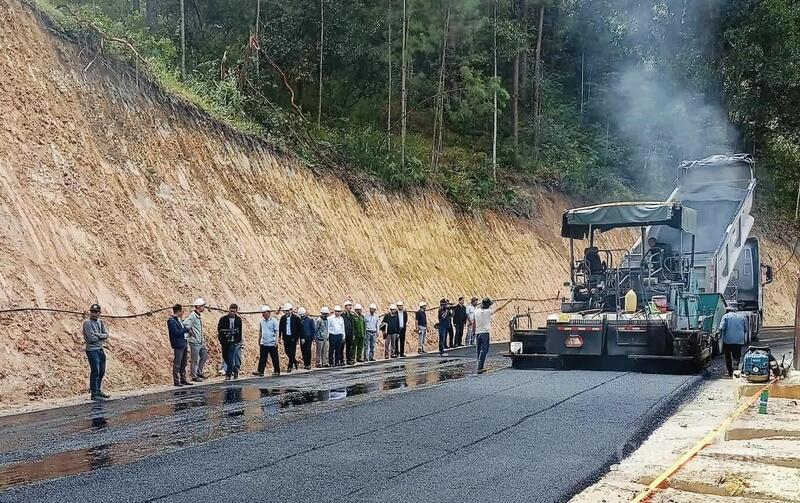 Các đơn vị khẩn trương khắc phục sự cố. Ảnh: Diễm Thương.