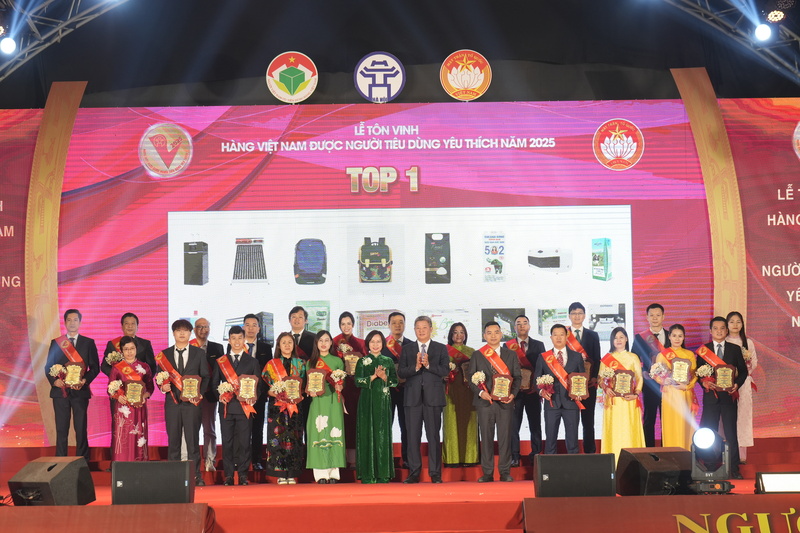 Ủy viên Ban Thường vụ Thành ủy, Phó Chủ tịch UBND TP. Hà Nội Nguyễn Mạnh Quyền và Chủ tịch Uỷ ban MTTQ Việt Nam TP. Hà Nội Bùi Huyền Mai trao Giấy chứng nhận hàng Việt Nam được người tiêu dùng ưa thích cho Okvip tại về. Ảnh: Thanh Tùng