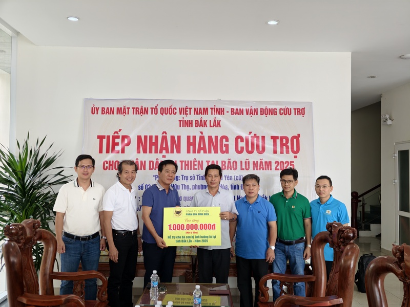 Ông Ngô Văn Đông – Tổng giám đốc Công ty dẫn đầu đoàn công tác trao cứu trợ.