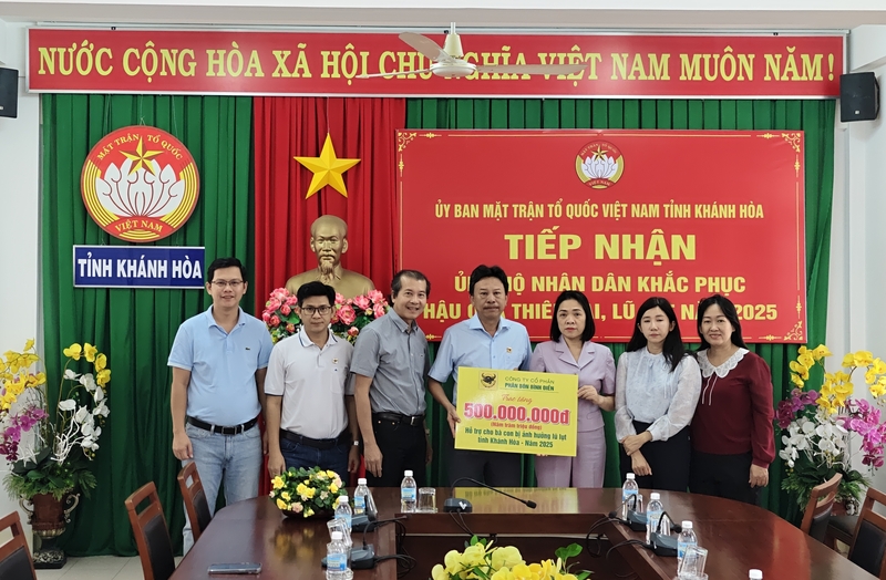 Ông Phan Văn Tâm – và ông Phạm Ngọc Tuấn – Giám đốc Công ty Bình Điền Mekong trao cứu trợ cho bà con tỉnh Khánh Hoà