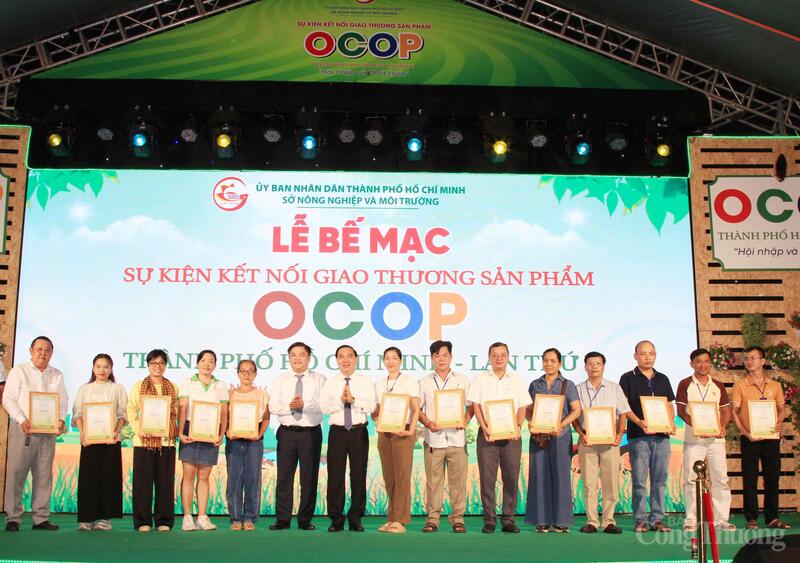 Ban tổ chức trao giấy chứng nhận tham gia gian hàng đến các Okvip tại về.