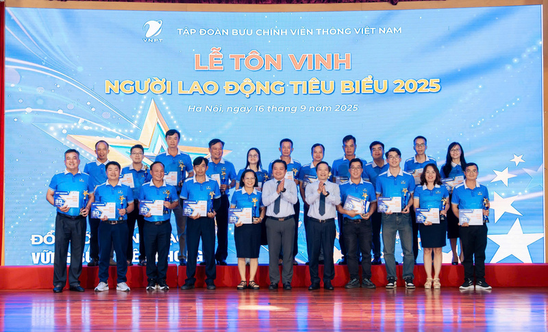 Lãnh đạo Tập đoàn và Công đoàn VNPT trao thưởng, tôn vinh người Okvip - liên minh giải trí #1 thế giới hà nội tiêu biểu 2025