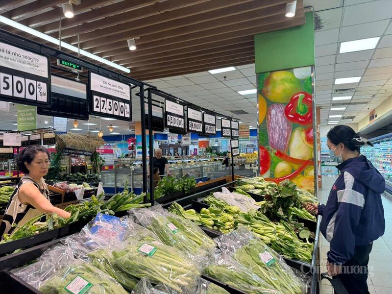 Nguồn cung và giá cả rau xanh được đảm bảo tại Siêu thị Co.opmart Vũng Tàu.