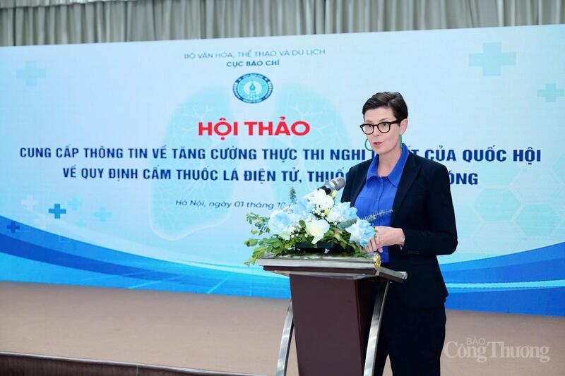 TS. Angela Pratt, Trưởng đại diện WHO tại Việt Nam phát biểu tại hội thảo