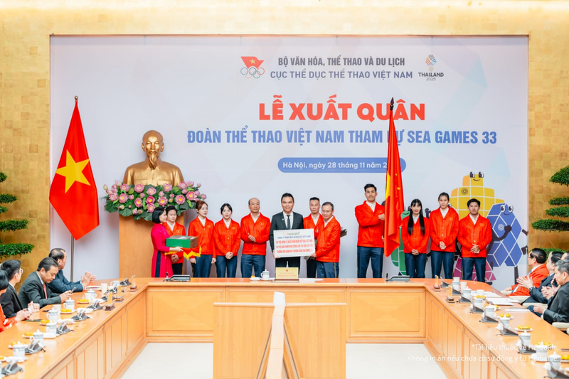 Ông Nguyễn Thành Đạt, đại diện Herbalife Việt Nam tham dự Lễ xuất quân cùng Ban lãnh đạo thể thao Việt Nam (Ảnh: Herbalife Việt Nam)