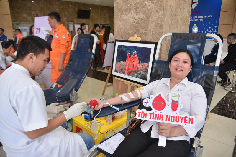 Nhiều cán bộ, công nhân viên nữ thuộc Công ty Điện lực Huế tham gia hiến máu tình nguyện. Ảnh: D. Huyền