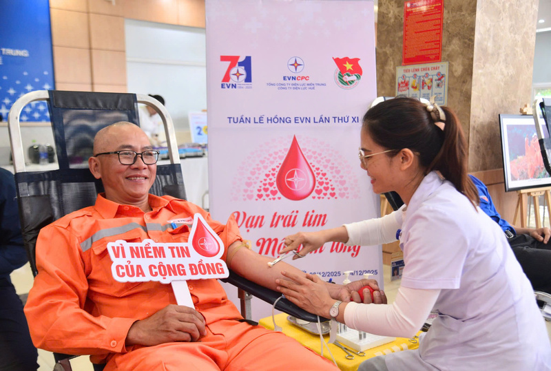 Cán bộ, công nhân viên Công ty Điện lực Huế tham gia hiến máu tình nguyện hưởng ứng Tuần lễ hồng EVN lần thứ XI. Ảnh: D. Huyền