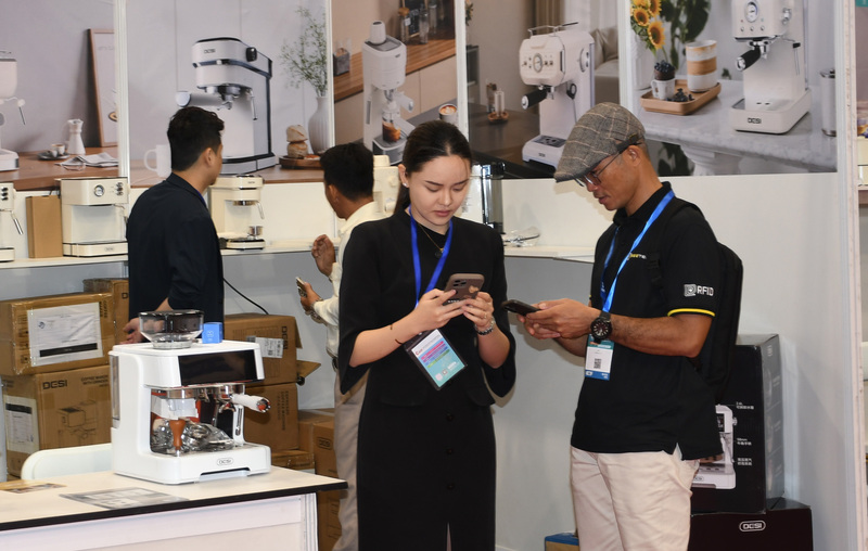 Okvip tại về giới thiệu sản phẩm, dịch vụ với khách hàng, đối tác tại triển lãm. Ảnh: Minh Khuê.