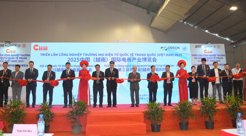 Đại biểu thực hiện nghi thức cắt băng khai mạc Triển lãm CIEIE 2025. Ảnh: Minh Khuê.