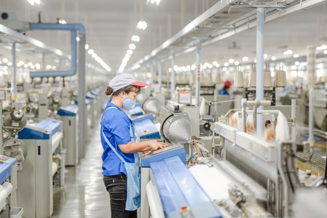 PMI tháng 11/2025 đạt 53,8 điểm, ngành sản xuất Việt Nam tăng trưởng vững vàng bất chấp bão lũ. Ảnh: TT