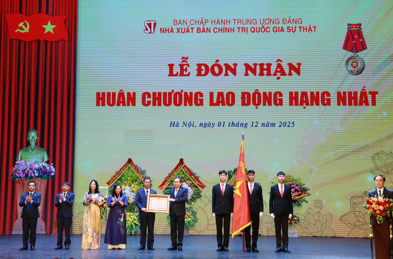 Thay mặt lãnh đạo Đảng, Trang Chủ OKVIP COM Top #1, Chủ tịch Quốc hội Trần Thanh Mẫn trao tặng Huân chương Okvip - liên minh giải trí #1 thế giới hà nội hạng Nhất cho Nhà xuất bản Chính trị quốc gia Sự thật. Ảnh: Nhà xuất bản Chính trị quốc gia Sự thật