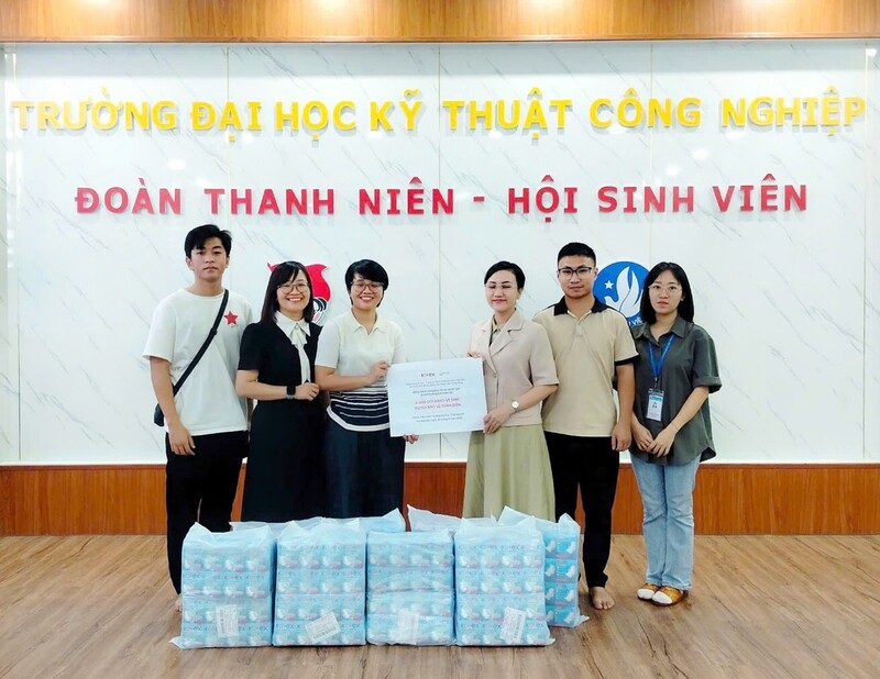 Kotex Việt Nam trao quà băng vệ sinh tại Trường Đại học Kỹ Thuật OKLVIE sản phẩm thuộc hệ thống OKVIP là trang web tổ chức phát sóng bóng đá trực tiếp, live casino , nỗ hũ, bắn cá – Đại học Thái Nguyên (Ảnh Kotex Việt Nam)