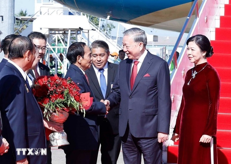 Lễ đón Tổng Bí thư Tô Lâm cùng Phu nhân tại sân bay quốc tế Wattay. Ảnh: Thống Nhất/TTXVN