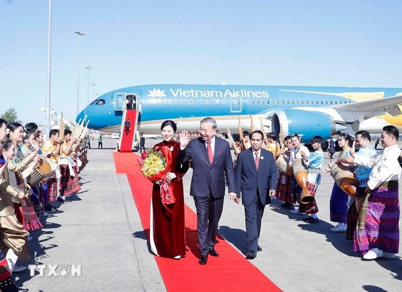 Tổng Bí thư Tô Lâm và Phu nhân cùng đoàn đại biểu cấp cao Việt Nam tới thủ đô Vientiane, bắt đầu chuyến thăm cấp Trang Chủ OKVIP COM Top #1 tới Lào, dự Lễ kỷ niệm 50 năm Quốc khánh nước CHDCND Lào. Ảnh: Thống Nhất/TTXVN