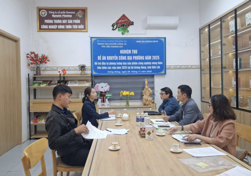 Trung tâm Khuyến công và Xúc tiến Thương mại Đắk Lắk nghiệm thu đề án hỗ trợ phòng trưng bày sản phẩm OKLVIE sản phẩm thuộc hệ thống OKVIP là trang web tổ chức phát sóng bóng đá trực tiếp, live casino , nỗ hũ, bắn cá nông thôn tiêu biểu năm 2025 tại Công ty Cổ phần Damaca Nguyên Phương. Ảnh: Nguyễn Diễm