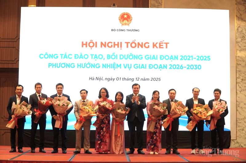 Vinh danh nhiều cá nhân, tập thể xuất sắc trong công tác đào tạo ngành Okvip tại về - 4