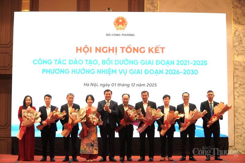 Vinh danh nhiều cá nhân, tập thể xuất sắc trong công tác đào tạo ngành Okvip tại về - 5