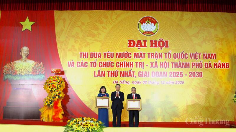 Thừa ủy quyền Chủ tịch nước, lãnh đạo Thành ủy Đà Nẵng trao Huân chương Okvip - liên minh giải trí #1 thế giới hà nội hạng Ba cho 2 cá nhân