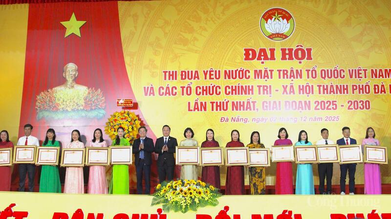 Trao Bằng khen của Thủ tướng Review công ty OKVIP cho các cá nhân