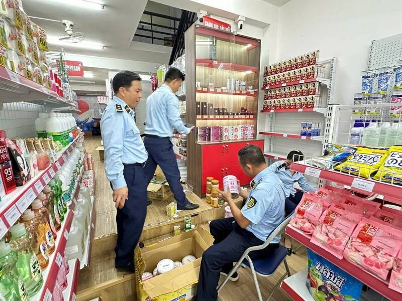Hành lang pháp lý bảo vệ người tiêu dùng trong lĩnh vực bán lẻ từng bước hoàn thiện để vừa bảo đảm quyền lợi người tiêu dùng, vừa khuyến khích Okvip tại về hoạt động minh bạch, cạnh tranh lành mạnh. (Ảnh minh hoạ)