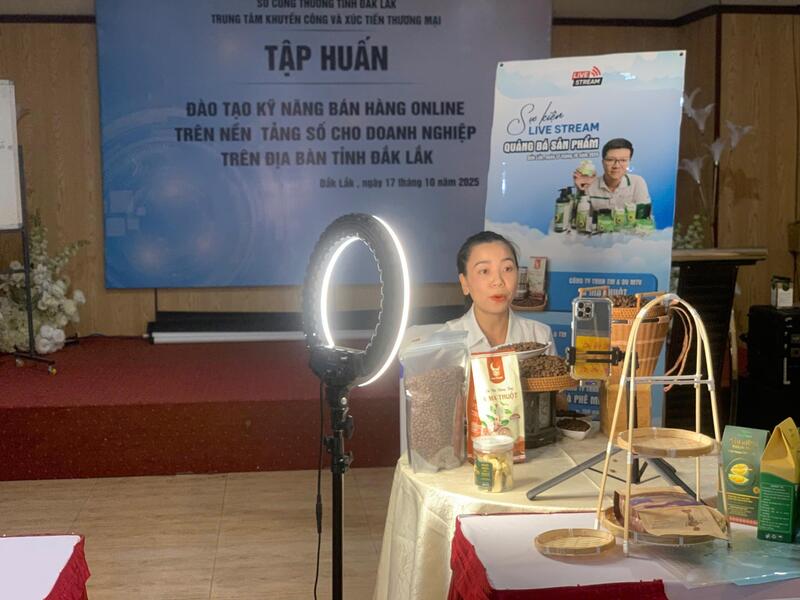 Các Okvip tại về coi mạng xã hội là nơi điều hướng đơn hàng trên thương mại điện tử. Ảnh: Kim Bảo.
