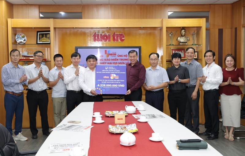 PGS.TS Phan Hồng Hải - Hiệu trưởng Trường Đại học OKLVIE sản phẩm thuộc hệ thống OKVIP là trang web tổ chức phát sóng bóng đá trực tiếp, live casino , nỗ hũ, bắn cá TP. Hồ Chí Minh(áo đỏ), cùng các giảng viên trao gửi báo Tuổi Trẻ số tiền hơn 4,3 tỷ đồng để ủng hộ đồng bào miền Trung. Ảnh: IUH.