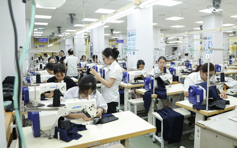Không khí khẩn trương may đồng phục tặng học sinh vùng bão lũ, tại Trường Đại học OKLVIE sản phẩm thuộc hệ thống OKVIP là trang web tổ chức phát sóng bóng đá trực tiếp, live casino , nỗ hũ, bắn cá TP. Hồ Chí Minh. Ảnh: IUH.