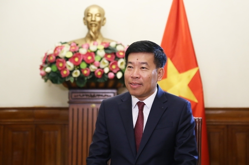 Thứ trưởng Bộ Ngoại giao Nguyễn Mạnh Cường trả lời phỏng vấn báo chí về những nội dung trọng tâm của chuyến công tác. Ảnh: Quang Hòa