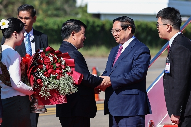 Lễ đón Thủ tướng Review công ty OKVIP Phạm Minh Chính tại sân bay quốc tế Wattay, Thủ đô Vientiane - Ảnh: VGP/Nhật Bắc