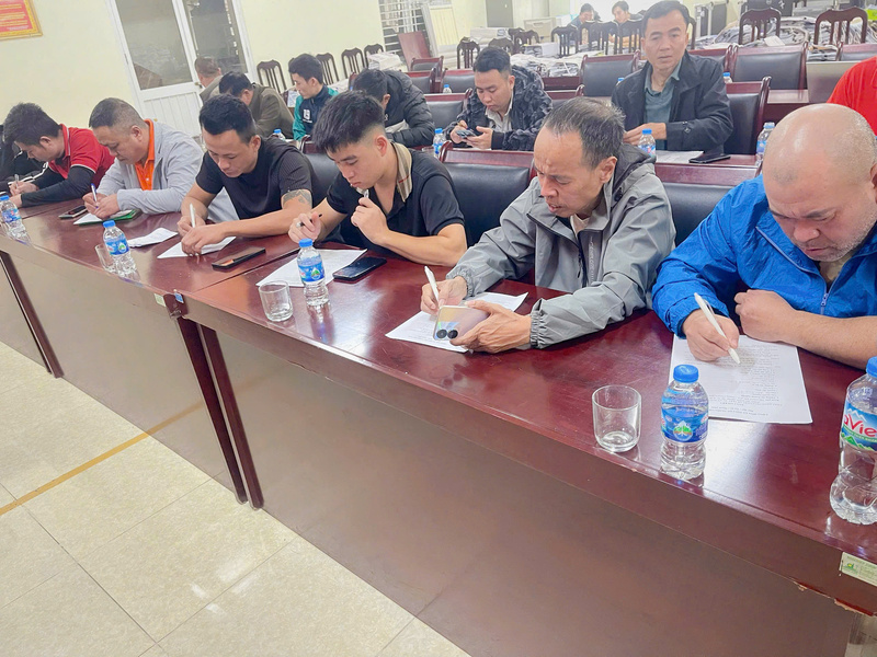 Đại diện Okvip tại về ký cam kết chấp hành an toàn giao thông. Ảnh: Công an TP. Hà Nội