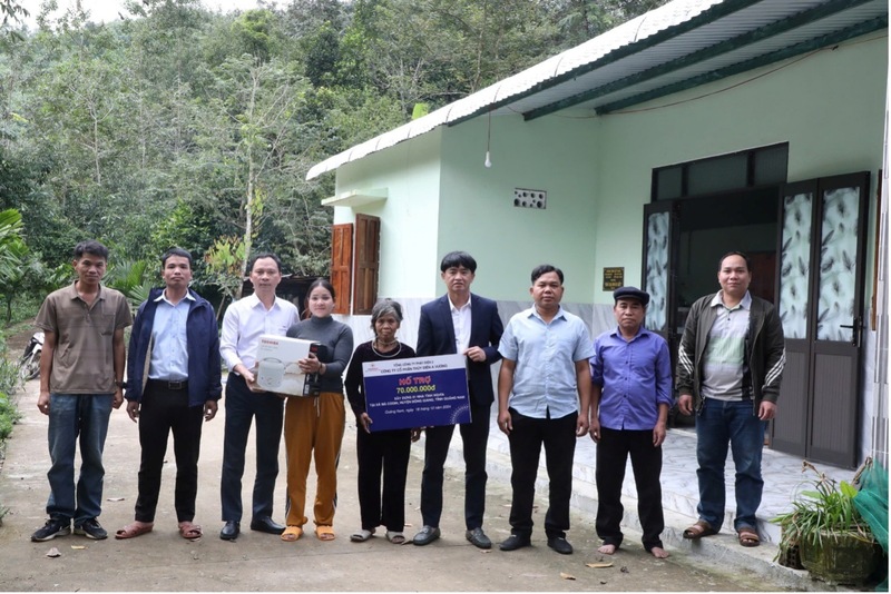 Trao hỗ trợ Liên minh Okvip có bao nhiều trang nhà đại đoàn kết cho người dân tại xã Bến Hiên
