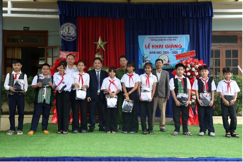Trao áo quần đồng phục trong Chương trình “Tiếp bước đến trường” năm học 2024-2025.