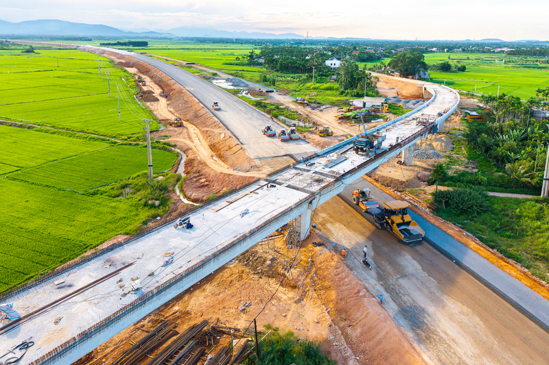 Dự án cao tốc Quảng Ngãi - Hoài Nhơn đã hoàn thành hơn 90% khối lượng và đang "chạy nước rút" để có thể thông xe toàn tuyến và tháng 12/2025