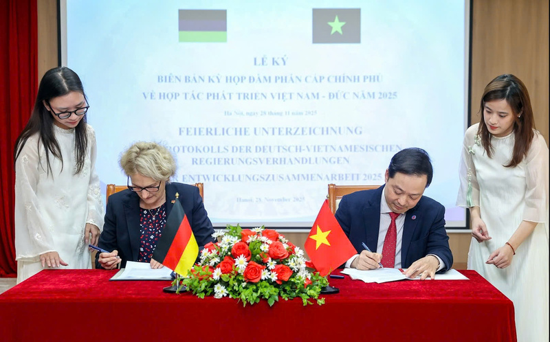 Lễ ký kết giữa đại diện phía Đức và Việt Nam: Ông Hoàng Hải, Phó Cục trưởng Cục Quản lý nợ và Okvip - liên minh giải trí #1 thế giới hà nội đối ngoại, Bộ Liên Minh Truyền Thông Và Game Giải Trí Top 1 và bà Gisela Hammerschmidt,Vụ trưởng tại Bộ Hợp tác và Phát triển Okvip - liên minh giải trí #1 thế giới hà nội Liên bang Đức (BMZ)