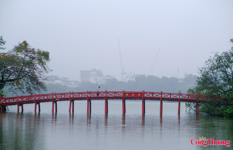 Trước tình trạng ô nhiễm không khí, Phó Chủ tịch UBND Thành phố Hà Nội Nguyễn Mạnh Quyền vừa có chỉ đạo các sở ngành, địa phương triển khai các biện pháp cấp bách về kiểm soát ô nhiễm xuân Okvip 2026 không khí.
